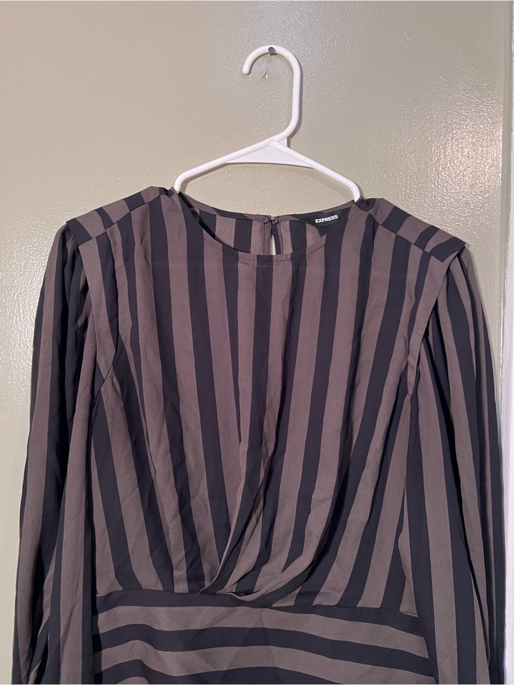 Express Women’s Size Medium Cropped Blouse Olive Green Black Stripes Puff Long - Picture 3 of 9